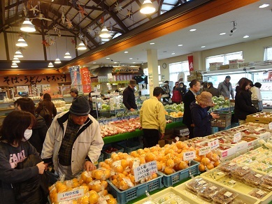 果物や野菜やたくさん並べられた店内と、買い物客
