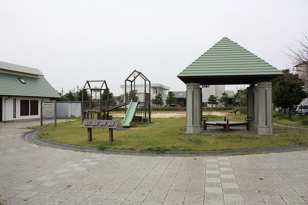 番町公園の全体の様子。石畳が敷かれた公園の中央には芝生が植えられていて、そこに滑り台などの遊具と東屋が設置されている