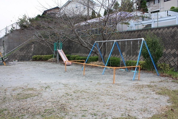 飛鳥宮の前公園内にあるブランコ4台とすべり台1台