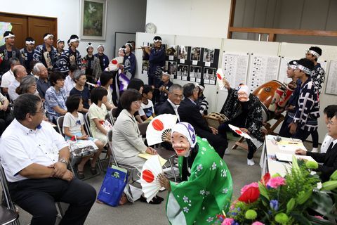 大須賀図書館25周年記念式典で横須賀高校郷土芸能部が三社祭礼囃子を披露している様子