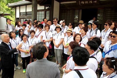 榛村純一社長（元掛川市長）から国の重要文化財である大日本報徳社大講堂の説明を受ける韓国の大邱韓医（テグハニ）大学校の大学院生ら