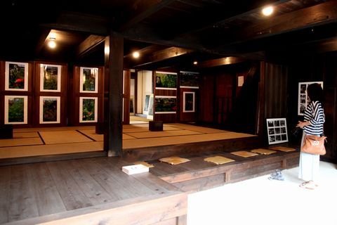写真などの作品が展示された日坂宿旅籠屋のひとつの萬屋