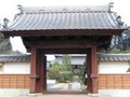山内一豊から寄贈された龍の彫刻の入った総門。今でも龍の彫刻は総門に掲げられている。その総門を正面からとらえた画像