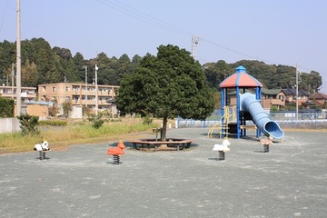 見通しの良いトンネルが付いてるすべり台とスプリング遊具のある公園