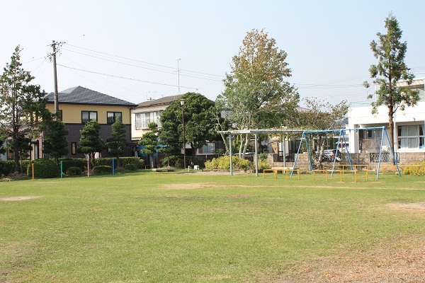 ブランコと鉄棒がある公園の写真