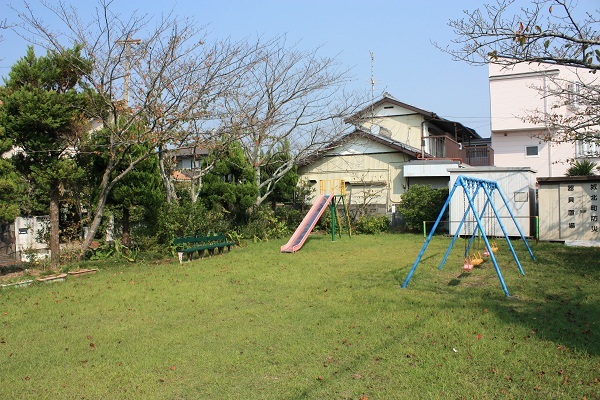 ブランコと滑り台がある公園の写真