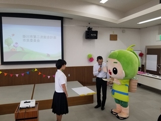 茶のみやきんじろうくんより掛川市総合計画改定市民委員会委嘱書交付.jpg