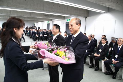 市役所で行われた送る会にて、職員から花束を受け取る伊村義孝副市長と浅井正人副市長の様子