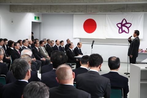 職員らの前で伊村義孝副市長と浅井正人副市長への感謝の言葉を述べる松井市長