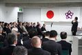 職員らの前で伊村義孝副市長と浅井正人副市長への感謝の言葉を述べる松井市長