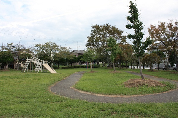 芝生が植えられた見晴らしのいい弥八公園。昇り棒やすべり台などが設置されている。