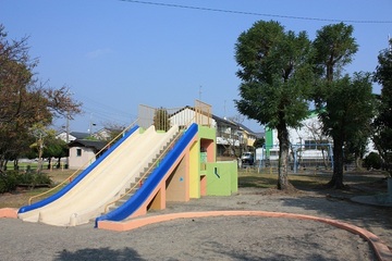 見晴らしのいい弥生公園。複合遊具が設置されており、すべり台を滑ると砂場へとつながっている。