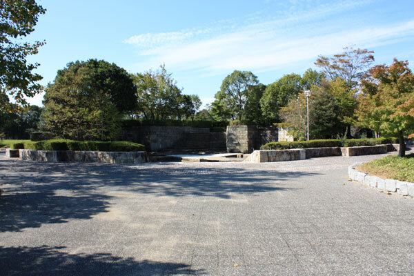 石畳の公園、奥には木をたくさん植えている