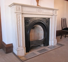仰徳記念館の格式高い白い暖炉