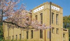 桜と淡山翁記念報徳図書館の外観