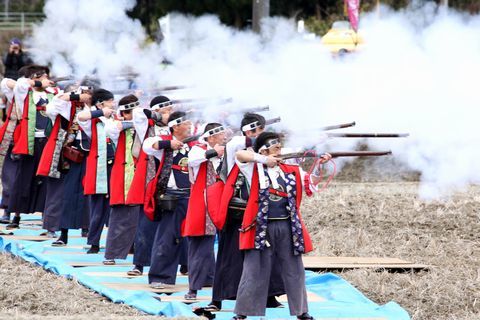 炮術研究会会員たちが立位の大勢で射撃する様子