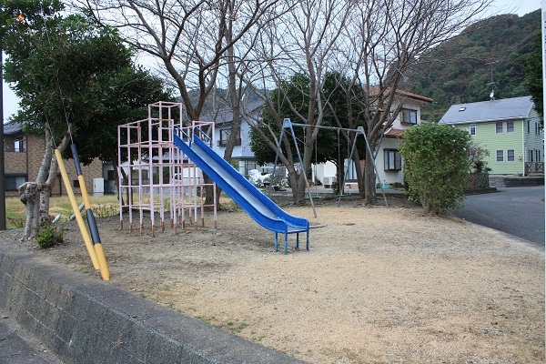 手前に滑り台、奥にブランコが写った陽光台公園内の写真