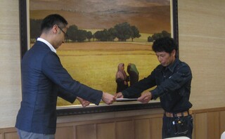 久保田副市長から優良工事の表彰状を受け取るマツイ建設の岡村成次さん