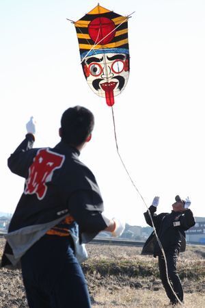 遠州横須賀凧「べっかこう」を揚げる参加者の写真