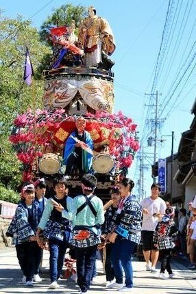 法被を着て華やかなねりをひく子供たち