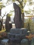 黒田小学校の校庭の片隅に立つ黒田城址の碑