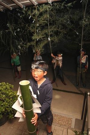深夜に若竹をゆすりながら、さなぶりをする藤塚区の児童たちのようす