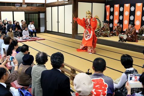 大日本報徳社大講堂での雅楽公演、まわりに沢山の観客がいる様子