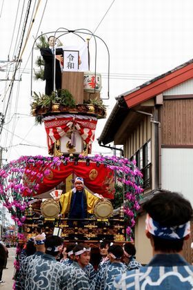 新元号、令和の記者会見を模した出し人形の祢里