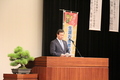掛川市健康医療シンポジウム開催会場壇上で挨拶をする松井三郎市長