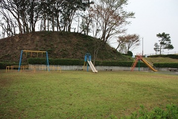 滑り台2台とブランコがある公園