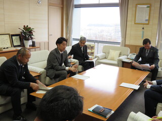 幹事長が検討の経過を説明するようす