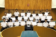 議会室にて子ども議会に参加した24人の子供議員の集合写真