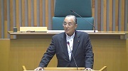 子ども議会で答弁席にて挨拶をする竹嶋議長