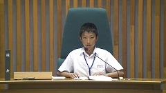 子ども議会で議長席に座り進行を務める松本議長