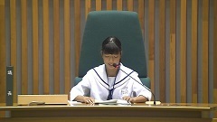 子ども議会で議長席に座り進行を務める大瀧副議長