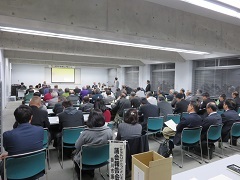 沢山の人が椅子に座り、議会報告会に参加している様子