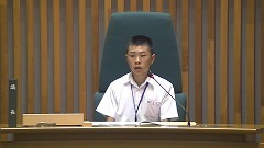 議長席に座る齋木議長