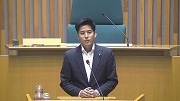 登壇して榛葉副議長が話している様子