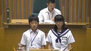 女子中学生、男子中学生が登壇している様子