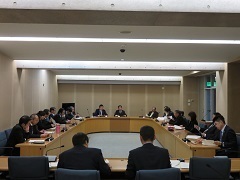 市議会議員が椅子に座り、話し合いをしている様子