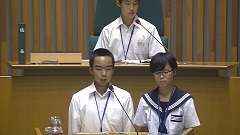 男子中学生と女子中学生が登壇をして話している写真