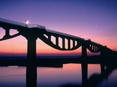 夕暮れ時に撮影した潮騒橋