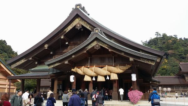 出雲大社の本堂に沢山の参拝者が訪れている。