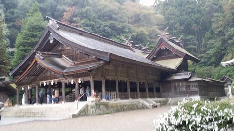 美保神社の外観写真。本堂の中には参拝者がいる。