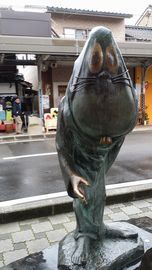 道路に建てられた妖怪ネズミ男の銅像