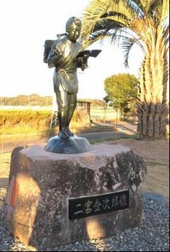 平成26年12月6日に建立された和田岡小学校 の二宮金次郎像