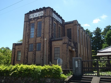 淡山翁記念報徳図書館の建物外観。レンガ色の建物で、窓がたくさん設けられている。