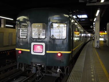 発車間近のトワイライトエクスプレスの写真