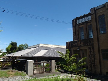 市立中央図書館と淡山翁記念報徳図書館が隣り合って建つ様子