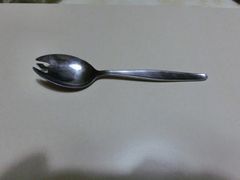 一本の先割れスプーンの写真